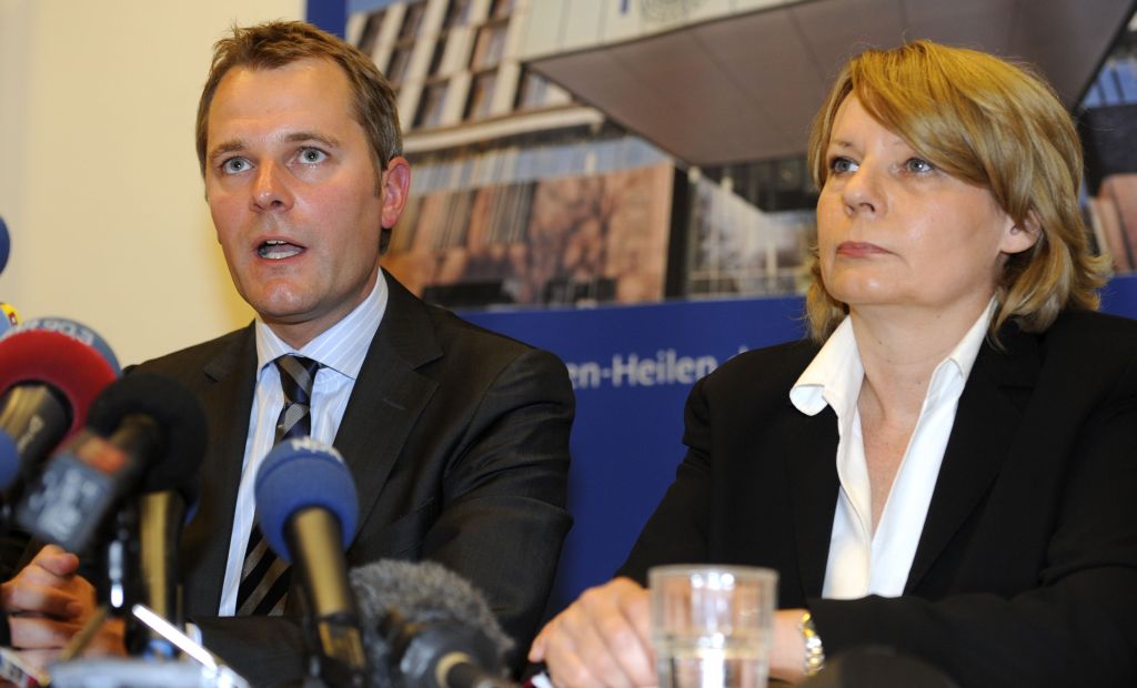 Ministro da Saúde, Daniel Bahr, e Cornelia Pruefer-Storcks, responsável pela secretaria de Saúde de Hamburgo, admitiram dificuldades devido à falta de leitos na região do surto | Fabian Bimmer/Reuters