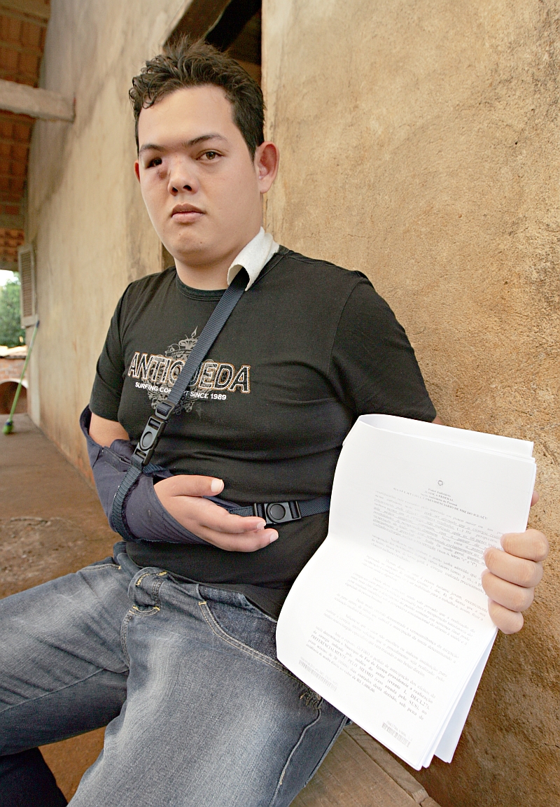 Peterson Ling Yen, 20 anos, corre o risco de perder o movimento do braço direito caso não seja operado: no caso dele, ação na Justiça não acelerou processo | Christian Rizzi/ Gazeta do Povo
