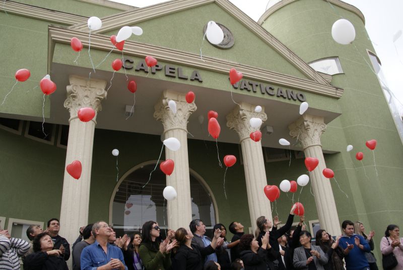 Balões brancos e vermelhos coloriram o céu no adeus a Louise Maeda: emoção e revolta | Marco André Lima/ Gazeta do Povo