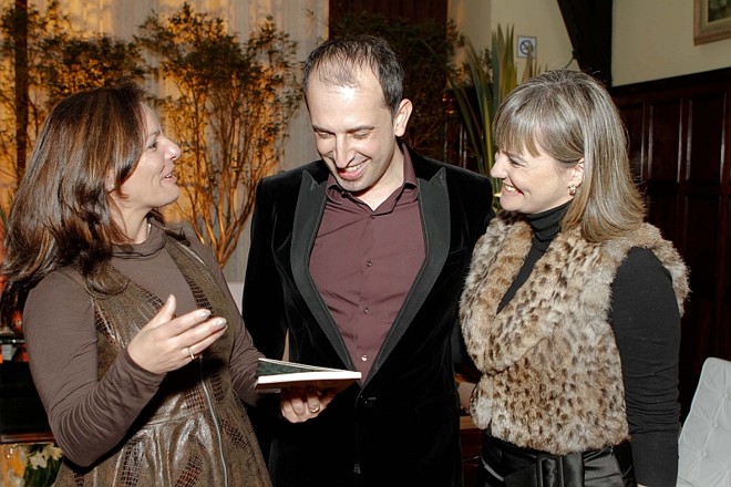 Márcia Adriana de Carvalho, presidente da União Nacional dos Dirigentes Municipais de Educação Seccional Rio Grande do Sul; Áureo Monteiro Junior, educador e presidente da Ahom; e Patrícia Palma, diretora de mercado da empresa, na festa de lançamento do livro Educação Orgânica e da Ahom Educação, no Graciosa Country Club, na noite de terça-feira. Os convidados adoraram a apresentação do conceito da nova empresa, em desenhos feitos à mão num quadro branco, mostrando desde a história da escrita, de onde vem o nome Ahom águia, na língua egípcia copta até os valores contemporâneos da educação |