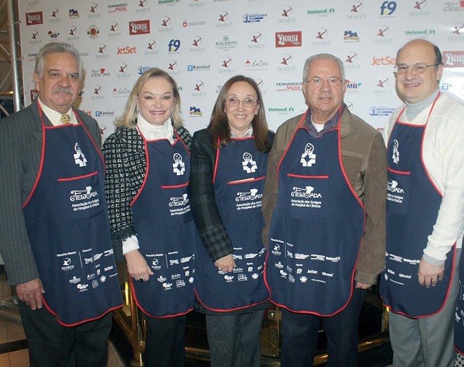 A Feijoada da Associação de Amigos do Hospital de Clínicas, sábado, lotou mais uma vez o salão do Hotel Bourbon com nomes que fizeram questão de prestigiar o evento. O presidente da associação, José Toaldo Filho (à esquerda), recepcionou, entre outros, Maria Inês Borges da Silveira, Heda Maria Amarante, Luís Carlos Borges da Silveira e Zaki Akel Sobrinho |