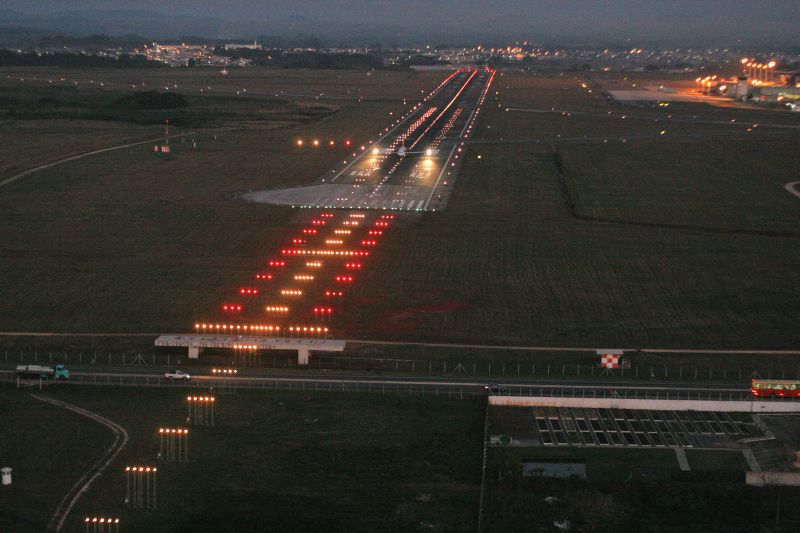 A pista do aeroporto internacional Afonso Pena durante a noite: voos para Florianópolis, Foz, Maringá e Londrina terão horários trocados ou serão cancelados | Divulgação /Infraero