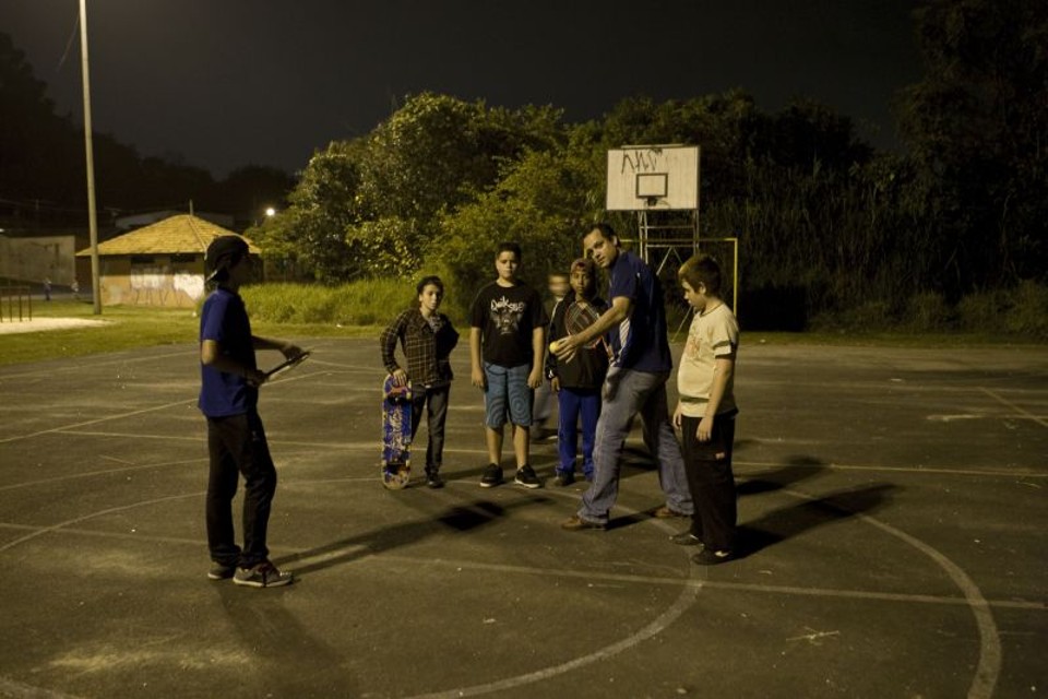 O professor Silvio Barletta é obrigado a ensinar tênis em quadra de futsal | Antonio Costa/ Gazeta do Povo