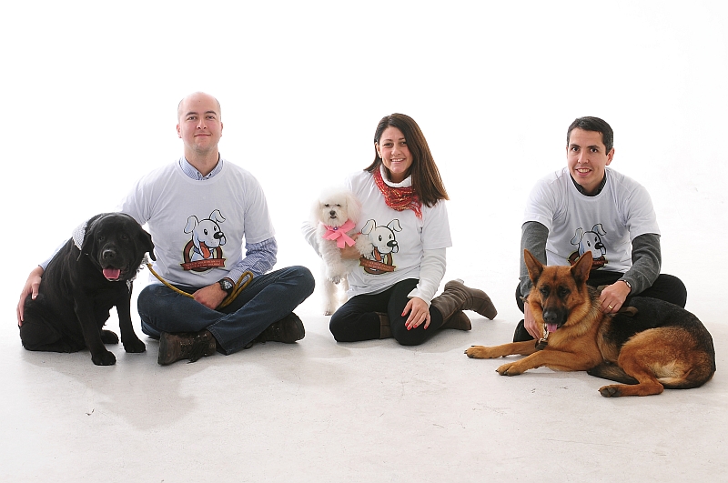 O Hospital Universitário Cajuru lança nesta segunda-feira a Campanha de Conscientização e Prevenção de Acidentes com Cães: como maior pronto-socorro do estado, a instituição vai lançar uma cartilha com dicas para prevenir e reduzir as ocorrências, que chegam a 350 por ano. A equipe responsável pela campanha posa com os amigos cães o zootecnista e professor da PUCPR Paulo Parreira, com o pastor alemão; a diretora de Comunicação e Marketing da PUCPR, Maysa Simões; e o médico do Pronto-Socorro, Júlio Macedo | João Borges