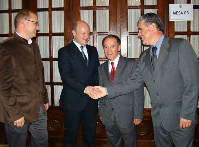 NOVA DIRETORIA NO GRACIOSA -Em eleição realizada na última segunda-feira, os associados do tradicional Graciosa Country Club elegeram nova diretoria, encabeçada pelo empresário João Carlos Ribeiro. A posse será no dia 14 de julho, no baile que comemora o 84º aniversário do clube. Na foto, João Carlos, ao lado dos demais integrantes da chapa Qualidade com Sofisticação, vice-presidente Oilson Centa Negrele, vice administrativo Guilherme Teixeira de Freitas e vice financeiro Alexei Affonso Schrappe Antoniuk | 