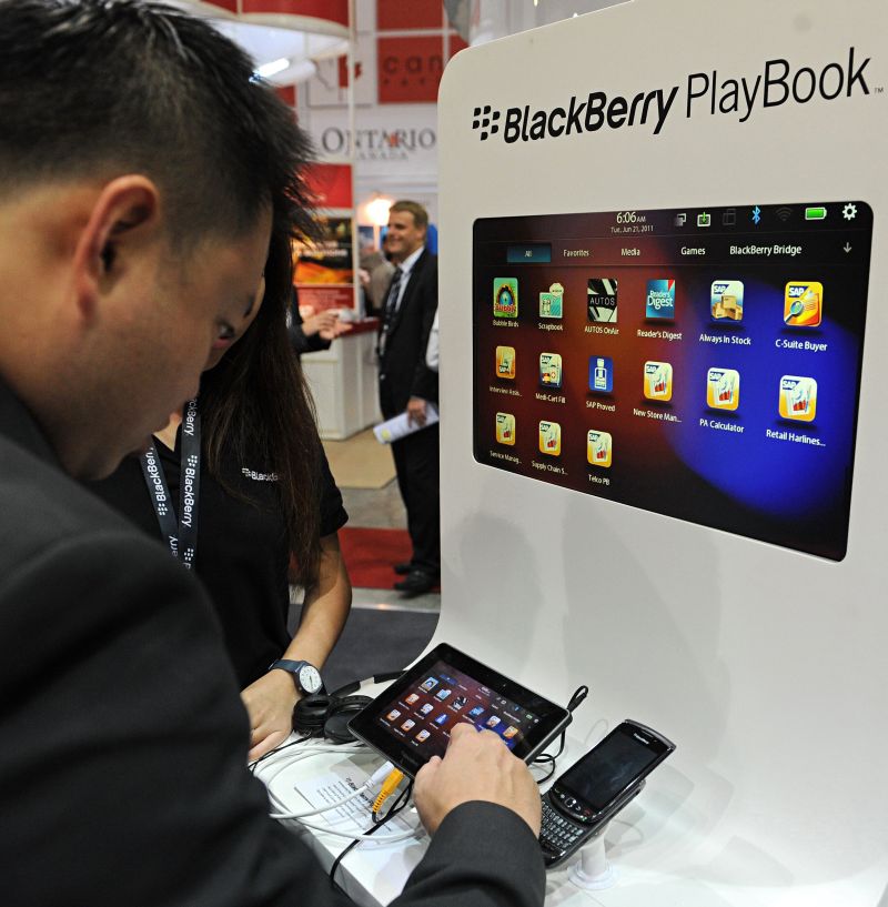 Usuário testa o Playbook, da BlackBerry: tablets conquistaram os brasileiros | AFP