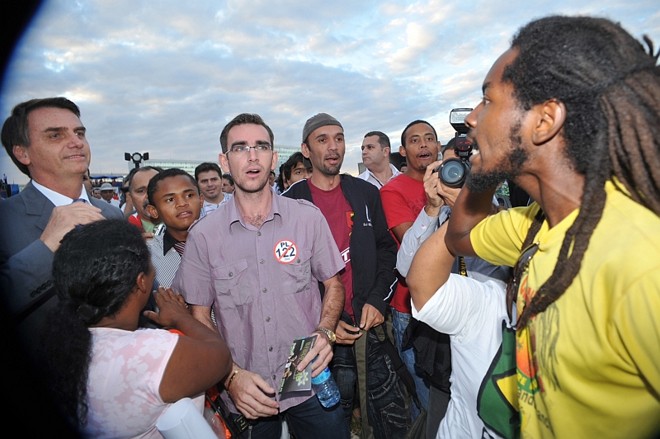 01062011FRPfoto Brasília - Manifestante investe contra o deputado Jair Bolsonaro durante manifestação de grupos religiosos contra o PL 122 |
