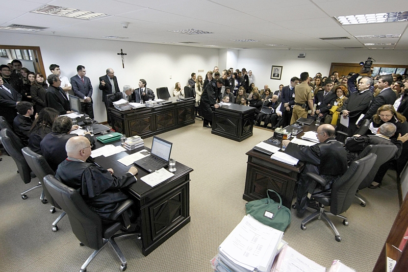Julgamento do recurso impetrado pela defesa, ontem, na 1ª Câmara Criminal do Tribunal de Justiça do Paraná, em Curitiba: sala ficou lotada | Albari Rosa/ Gazeta do Povo