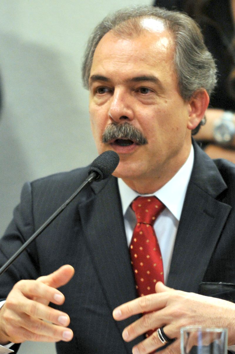 "Essa tese não é nova. Por que volta hoje? Por que o Quércia está morto? Se o Quércia estivesse vivo, essa história fantasiosa não se sustentava de pé meia hora." Aloizio Mercadante, ministro de Ciência e Tecnologia | Antônio Cruz/ABr