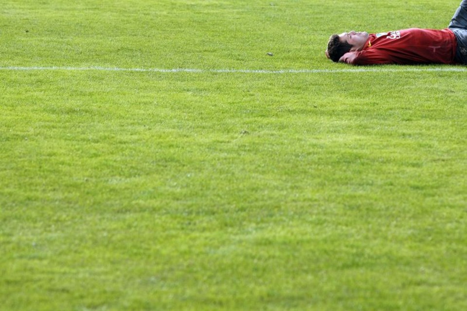 Júlio César aproveita o intervalo do treinamento para descansar: goleiro ainda não absorveu a falha no gol da Holanda que decretou a eliminação do Brasil da Copa-10 | Hedeson Alves enviado especial/ Gazeta do Povo