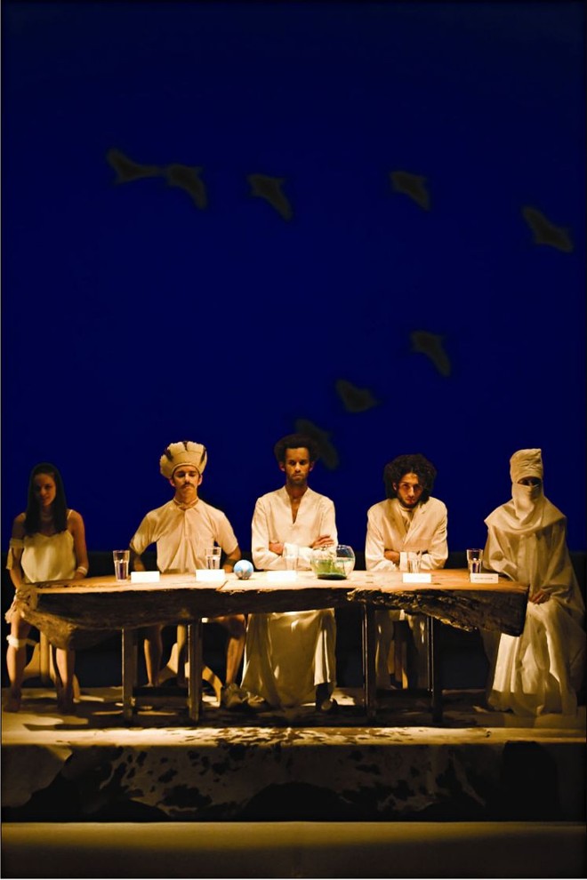 Congresso Internacional do Medo: montagem do grupo Espanca! busca vencer a incomunicabilidade |