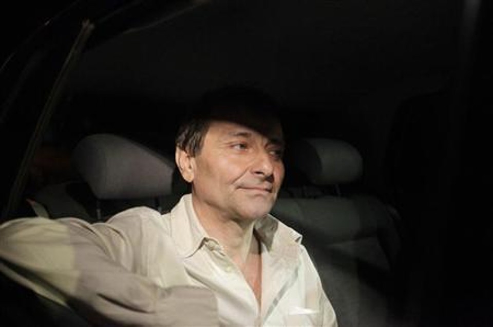 O ex-ativista de esquerda Cesare Battisti deixa a prisão em Brasília na quarta-feira. A Itália condenou nesta quinta-feira a decisão do Supremo Tribunal Federal de negar a extradição do ex-ativista de esquerda Cesare Battisti, afirmando que a medida "lamentável" viola os tratados internacionais e humilha vítimas de terrorismo no país | REUTERS/Ricardo Moraes