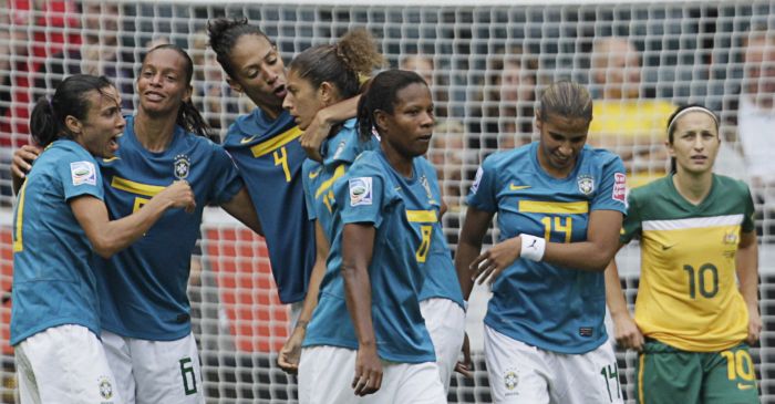 Jogadoras brasileiras comemoram o gol de Rosana contra a Austrália | Wolfgang Rattay / Reuters