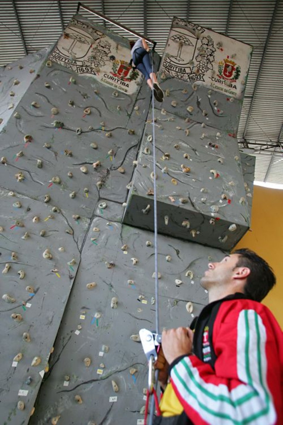 Nas alturas: aluna utiliza paredão de escalada indoor localizado no Centro de Esporte e Lazer do Bairro Novo | Ivonaldo Alexandre/ Gazeta do Povo