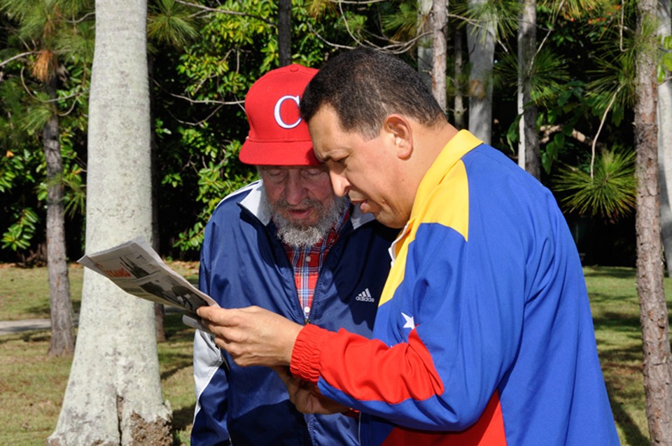 Olha como Fidel está lendo, sem óculos. Eu também, mas com um pouco de dificuldade!, brincou Chávez com seu amigo e mentor Fidel | AFP