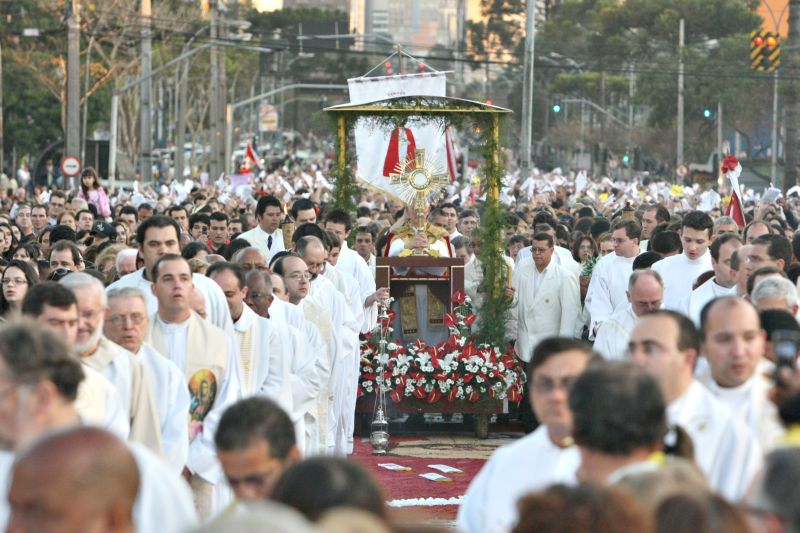 Uma multidão acompanhou, ontem, dom Moacyr Vitti em uma procissão da Catedral Basílica até o Palácio Iguaçu | Marcelo Elias/ Gazeta do Povo