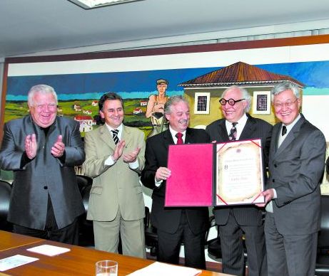 O carioca Carlos Deiró recebeu na última quinta-feira o título de Cidadão Honorário de Curitiba em concorrida sessão no anexo da Câmara Municipal. A homenagem foi proposta pelo ex-vereador Mario Celso, atual secretário para Assuntos da Copa do Mundo de 2014 do estado, que lhe entregou o diploma. A sessão foi prestigiada pelo ex-governador Jaime Lerner (à esq.), pelo ex-prefeito Cassio Taniguchi e pelo jornalista Deonilson Roldo, chefe de gabinete do Palácio Iguaçu, que representou o governador Beto Richa | Mauro Campos