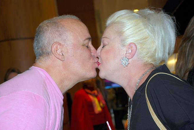 A psicóloga Mariangela Salomão viveu seu momento Hebe Camargo ao encontrar seu amigo Fernando Pires, o badalado designer de sapatos, que veio participar do Salão Noiva Sul em Curitiba |