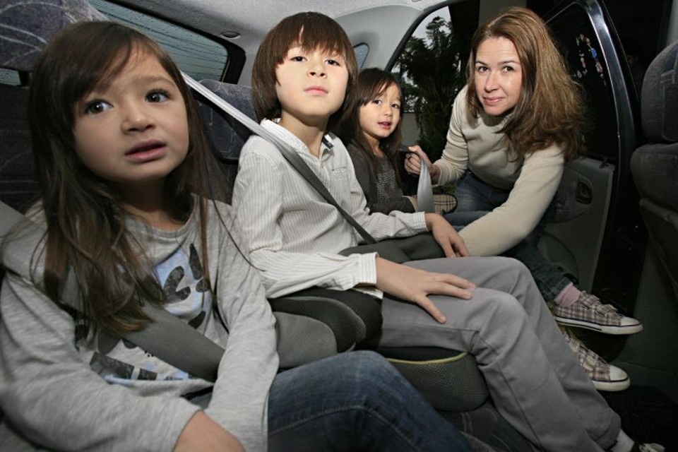 Elizandra coloca Marina, Lucas e Beatriz no carro. Veículo que ela usa tem cinto de três pontos em todos os assentos traseiros | Priscila Forone/ Gazeta do Povo