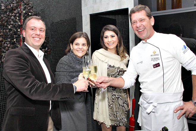 O presidente do Grupo Hestia, Gustavo Selig, a editora-executiva da Gazeta do Povo, Andréa Sorgenfrei, Marcela Nicolini e o chef Junior Durski brindam o sucesso do jantar de negócios promovido pela construtora no espaço Bom Gourmet da Casa Cor 2011, na noite de quinta-feira |