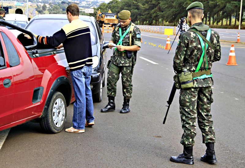 Militares na fronteira: patrulhas e expectativa de que o contrabando diminua | Kiko Sierich