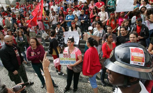 Bombeiros fizeram um protesto manhã deste domingo (5) nas escadarias da Assembleia Legislativa do Rio (Alerj) em defesa de melhores condições salariais e de trabalho | Alessandro Costa/Agência O Dia