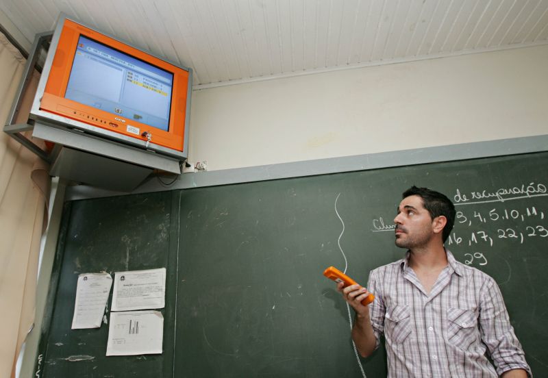 O professor de Matemática Silvio Rogério usa a tevê pendrive para deixar as aulas mais atraentes | Christian Rizzi/ Gazeta do Povo