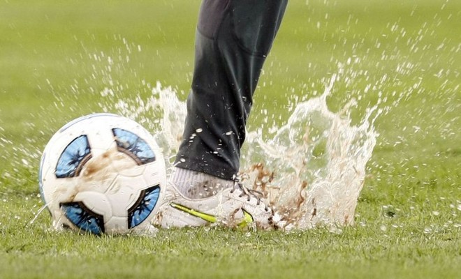 Chuva, lama e frio -Os jogadores da seleção brasileira treinam no encharcado gramado do Sofitel La Reserva Cardales, local da concentração da equipe na preparação para a Copa América da Argentina. Já havia uma camada de água por baixo da grama antes da chuva de quarta-feira. Como ela não deu trégua até a manhã de ontem  quando foi utilizado um espaço ao lado para um treino físico , o piso ficou ainda mais pesado. Mesmo assim, e apesar do frio, o time fez à tarde um treino 