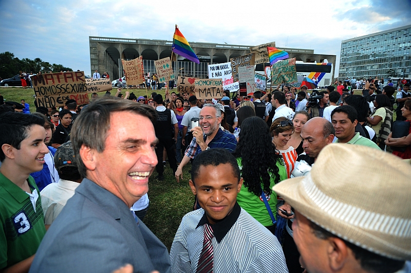 Brasília - O deputado Jair Bolsonaro reúne-se com manifestantes durante manifestação de grupos religiosos contra o PL 122 | Agência Brasil