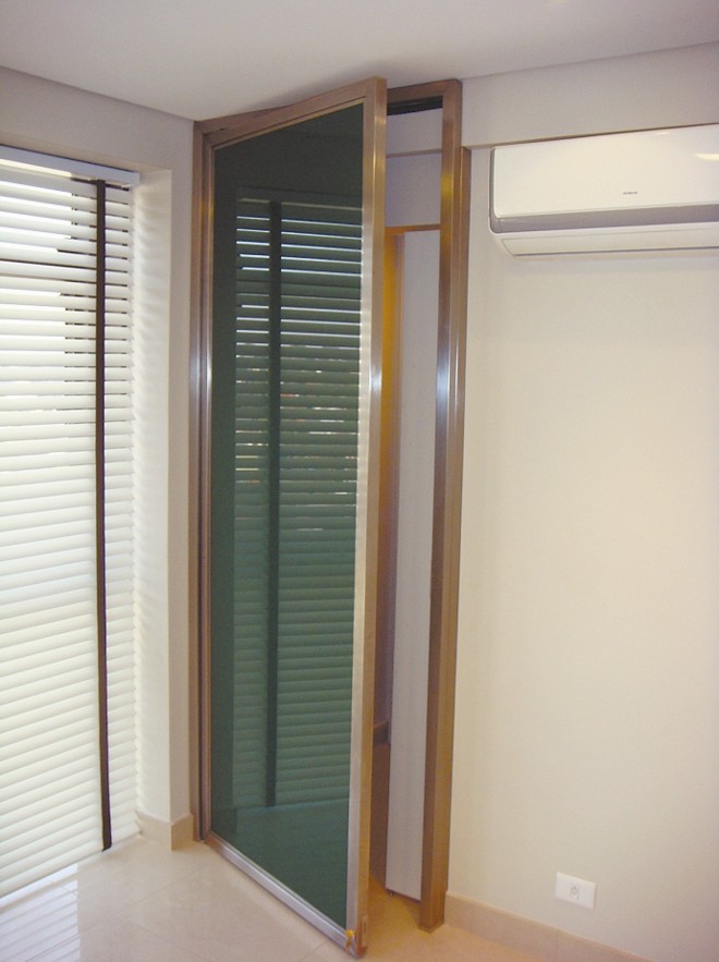 Porta de vidro duplo refletivo, com estrutura em inox, do escritório do advogado João Leonel Antocheski | 