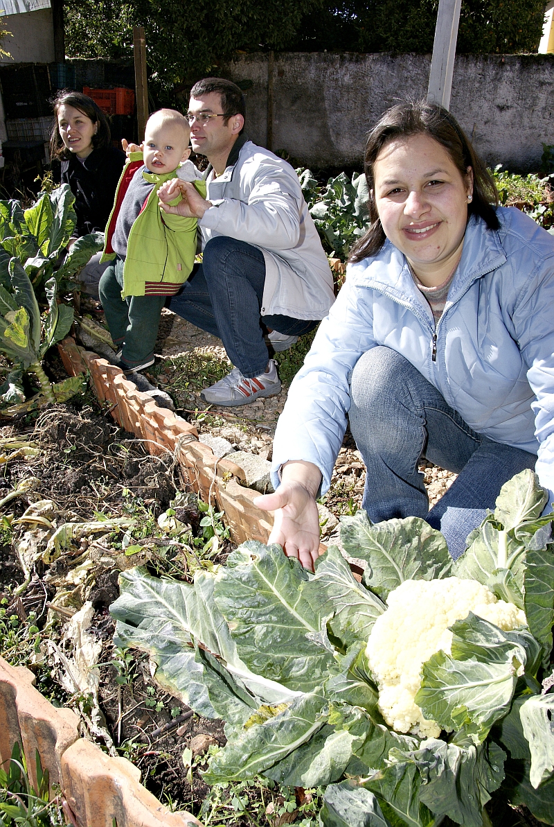 Vanessa, Eduardo e Debora: comunidade da Quinta da Videira transforma lixo orgânico em horta e usa apenas um carro | Fotos: Marco André Lima/Gazeta do Povo