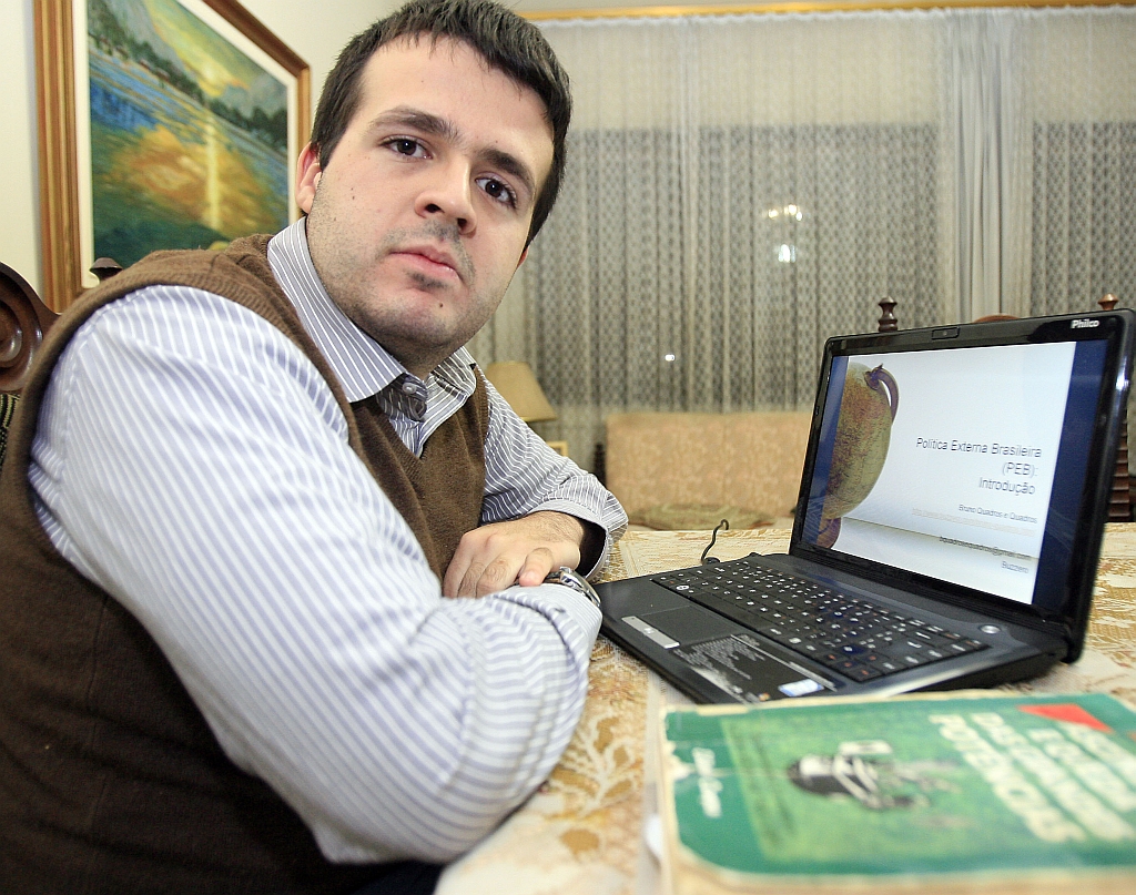 Desde a infância Bruno já mostrava afinidade com a carreira diplomática | Hedeson Alves/Gazeta do Povo