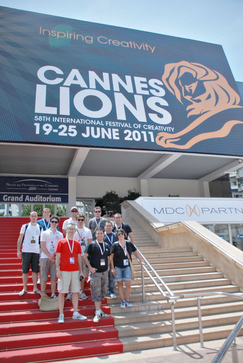 Publicitários de Curitiba reunidos em frente ao Palais no fundo, da esquerda para a direita: Marco Pupo(JWT), Guilherme Gomide (Midia Digital), Fhabyo Matesick (Tif) e Marcos Minini (Grupo OM); no meio, Eduardo Tavares (Master), Vitor Afonso (Master), Ericson Straub (Straub) e Thiago Biazetto (Tif); na frente: Edson Ferreira (Straub), Thiago Artimonte (Deiró) e Thaisa Bono (Master) | Tif Comunicação