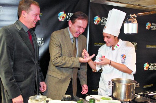 A badalada chef Manu Buffara com os diretores do Centro Europeu, José Ost (à esq.) e Carlos Rodolfo Sandrini, na noite de degustação de pratos típicos da região italiana da Emilia Romagna, que fez parte da programação oficial do Mia Cara Curitiba e que termina neste domingo |