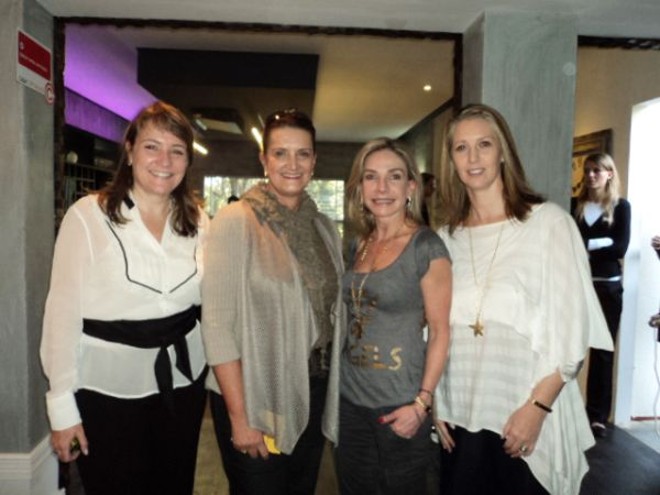 A Associação Alírio Pfiffer, que tem como presidente Cristiane Canet Mocellin, recebeu para almoço no Espaço Gourmet Gazeta do Povo na Casa Cor, na semana, com cardápio do chef Neco Vernalha. Na foto, Carol Ferraz de Campos Bolduan (à esq.), Cristiane Canet Mocellin e Adriana Hapner, vice-presidente da Associação Alírio Pfiffer, ladeiam a diretora da Casa Cor PR, Marina Nessi (de cabelo preso) | 