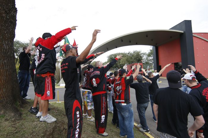 Torcida continuou entoando cânticos contra a atual situação do time atleticano após saírem do CT | Albari Rosa / Gazeta do Povo