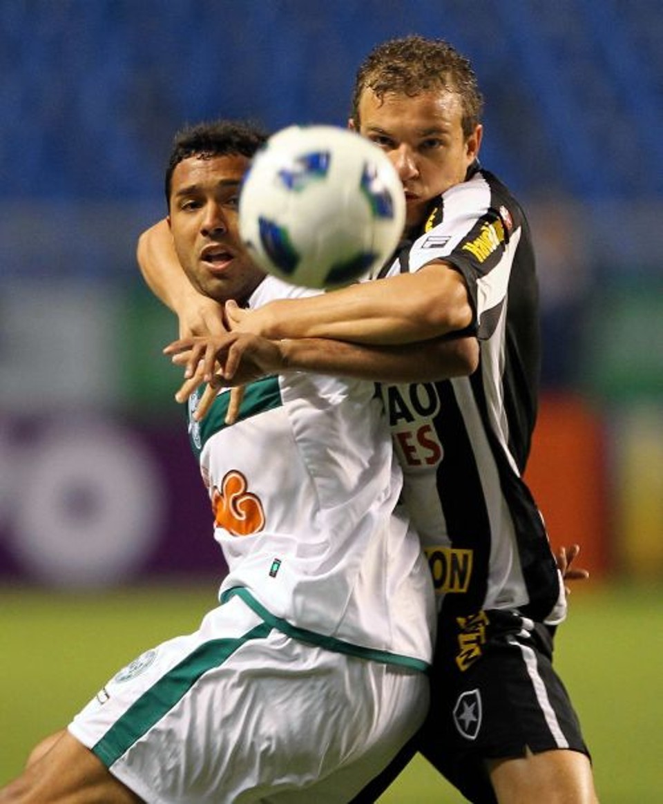 O volante botafoguense Marcelo Mattos marca o coxa-branca Davi na derrota alviverde de ontem no Engenhão | Marcelo Régua/O Dia