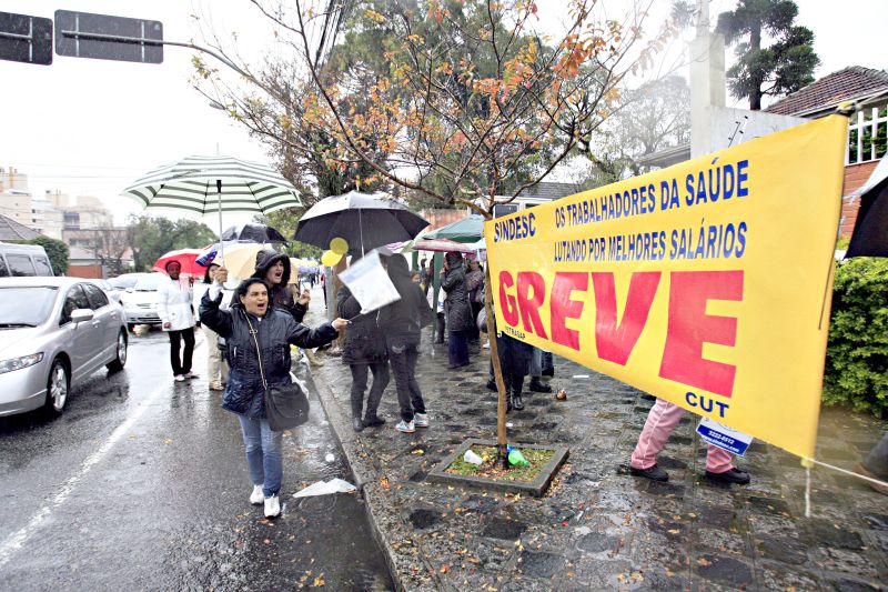 Grevistas protestaram em frente ao Pequeno Príncipe por reajuste de até 28% | Priscila Forone/ Gazeta do Povo