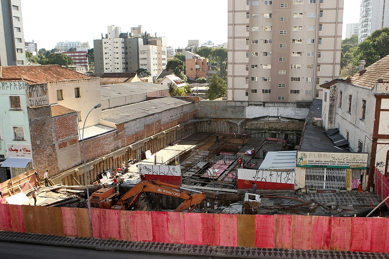 A construção da João Gualberto: pista da avenida pode ter cedido por causa de vazamento que tirou estabilidade do terreno | Antônio More/ Gazeta do Povo