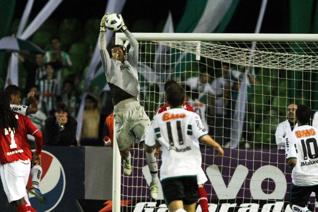 O goleiro Muriel segura uma das tentativas de ataque do Coritiba: jogadores alviverdes colocaram na boa atuação do arqueiro rival e na falta de sorte a perda de dois pontos importantes dentro do Couto Pereira | Daniel Castellano/ Gazeta do Povo