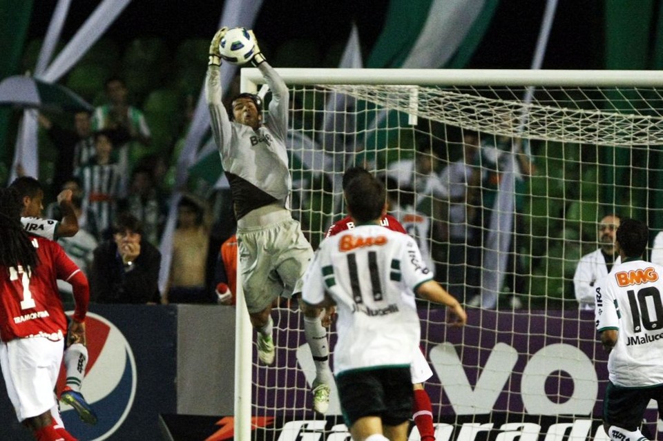 O goleiro Muriel segura uma das tentativas de ataque do Coritiba: jogadores alviverdes colocaram na boa atuação do arqueiro rival e na falta de sorte a perda de dois pontos importantes dentro do Couto Pereira | Daniel Castellano/ Gazeta do Povo