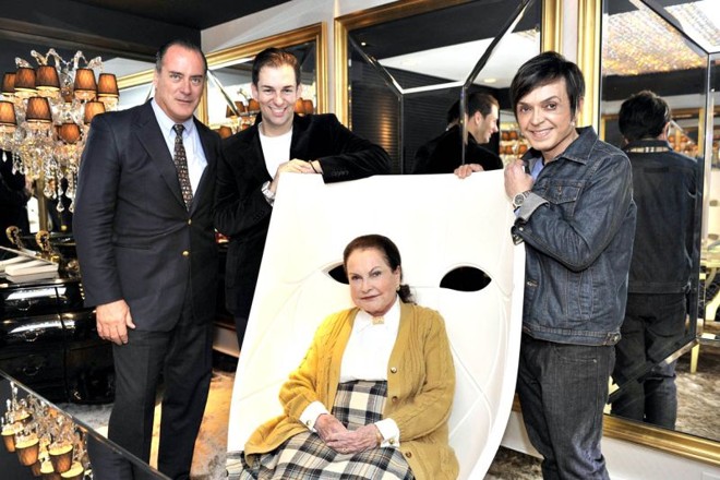 O designer Daniel Casagrande e o arquiteto Luiz Maganhoto receberam, na Casa Cor PR, a visita da publisher paulistana Olga Krell (sentada), reconhecida como a 