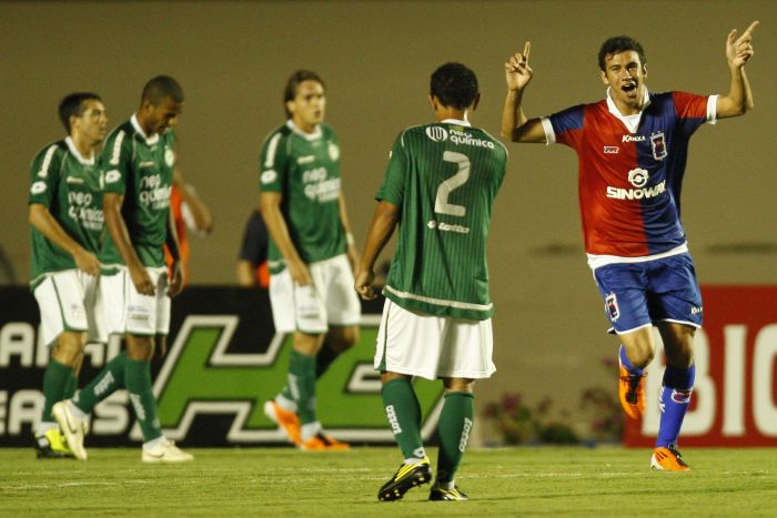 Luciano Castán comemora um dos três gols do Paraná sobre o Goiás | Cristiano Borges / O Popular