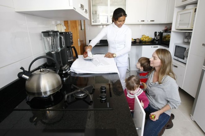 Curso e mudança na rotina- Mãe de Vicent (de 4 anos), Catarina (de 2 anos) e Maximilian (de 40 dias), a engenheira de alimentos Gabriele Montin conta que, para evitar problemas, há dois meses ofereceu à babá das crianças a oportunidade de fazer um curso de primeiros socorros.