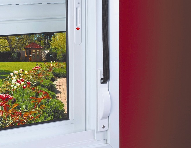 Persiana de enrolar, da Fise, ideal para dormitórios. Custa R$ 180 a esteira para janela de 1,40 x 1,40 metro | 