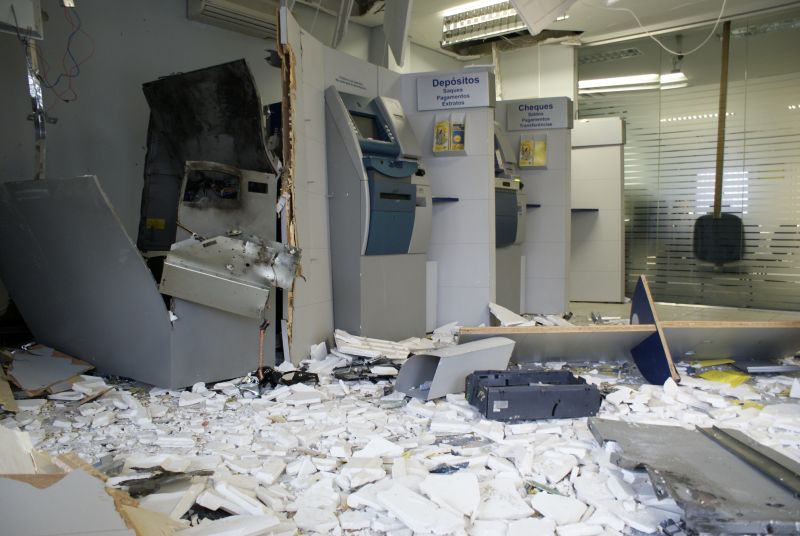 Ação dos ladrões deixou o autoatendimento da agência do Banco do Brasil parcialmente destruído | Marco Lima / Agência Gazeta do Povo de Notícias