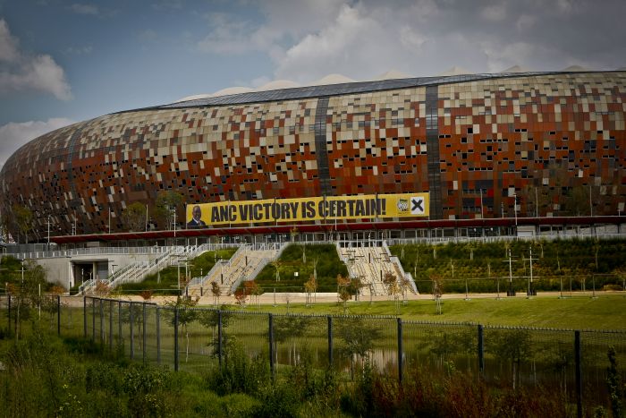 Anúncio do ANC, partido do presidente Jacob Zuma, na fachada do Soccer City: uso discutível da máquina governamental. | Albari Rosa/ Gazeta do Povo - enviado especial
