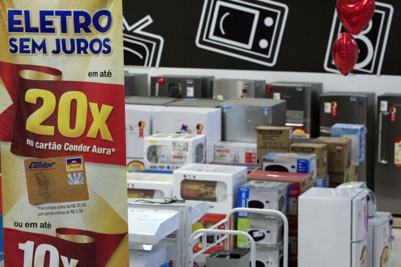 Embora mais dispostas a consumir, famílias têm agora menor intenção de comprar a prazo, segundo a CNC | Antônio Costa/ Gazeta do Povo