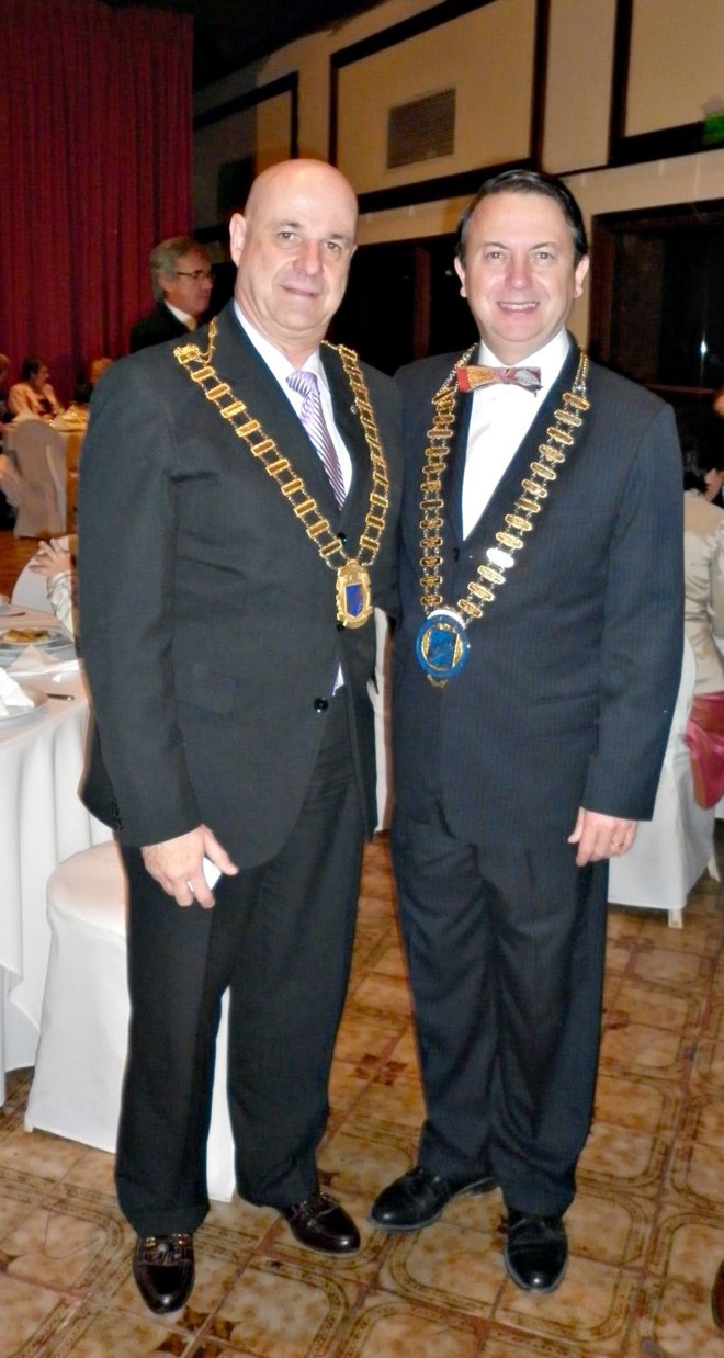 O australiano Tony Boyle, presidente do Skal Internacional entidade que reúne altos executivos do turismo mundial ao lado do presidente do Skal de Curitba, Roberto Bacovis (à esq.), no jantar de encerramento do Congresso Latino-Americano da entidade, em Assunção, no Paraguai no final de maio |