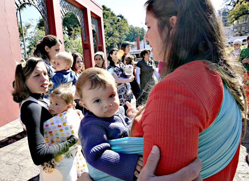 Com bebês no colo, mães curitibanas fizeram protesto a favor da amamentação em público | Priscila Forone/ Gazeta do Povo